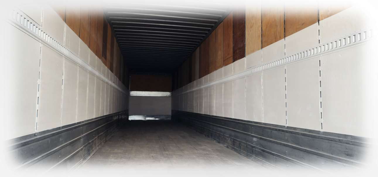 Paredes de triplay de caja seca protegidas con Floorliner.