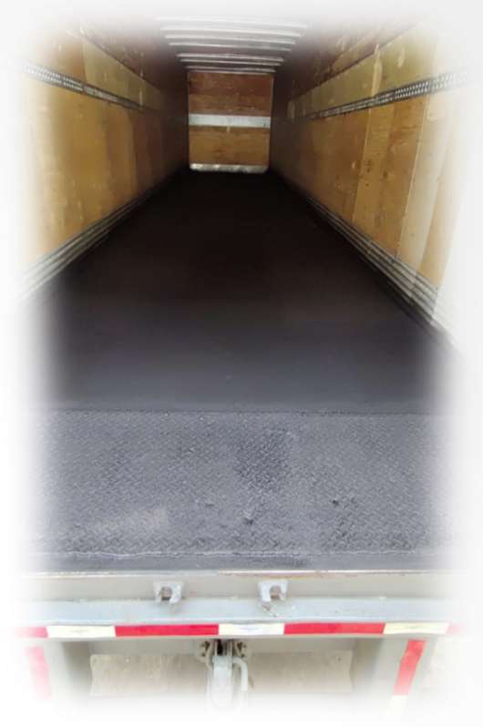 Piso y paredes de triplay recubiertos con Floorliner.