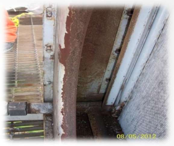 Equipo industrial expuesto a intemperie con corrosión.