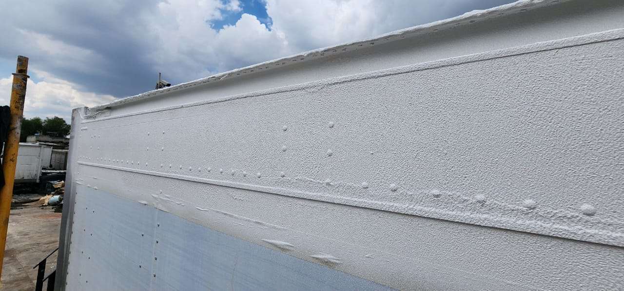 Techo, bordas y remaches de caja seca sellados con Roof Coating.