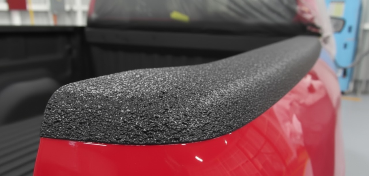 Borda de pick-up con recubrimiento texturizado.